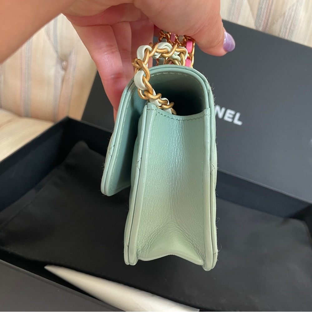 CHANEL Green Quilted Crossbody Bag with Gold Hardware - Picture 5 of 9